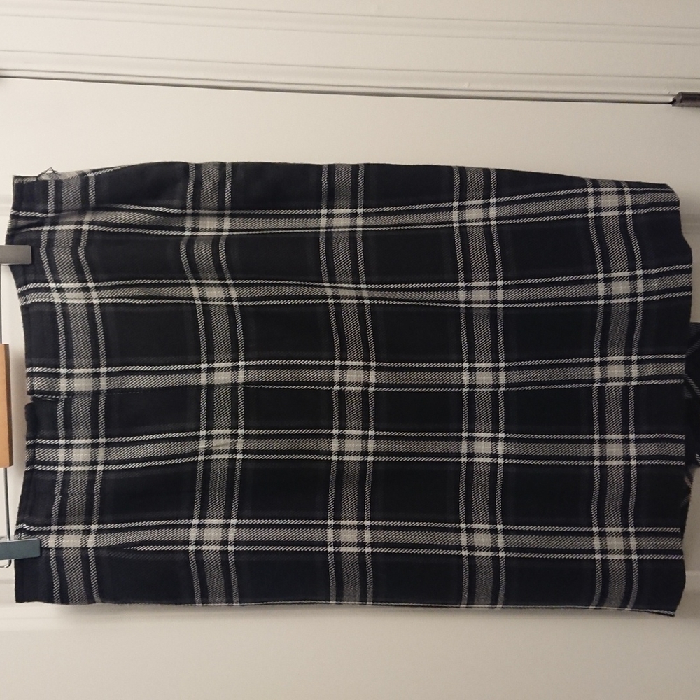 Black & grey plaid skirt - Picture 6 of 8